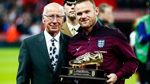 Rooney vinh dự được nhận giày vàng từ Sir Bobby Charlton Rooney vinh dự được nhận giày vàng từ Sir Bobby Charlton