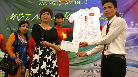 Chiếc áo của Công Vinh được đấu giá 44 triệu đồng Chiếc áo của Công Vinh được đấu giá 44 triệu đồng
