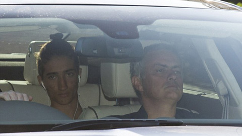 Mourinho rời sân tập Chelsea với tâm trạng căng thẳng Mourinho rời sân tập Chelsea với tâm trạng căng thẳng