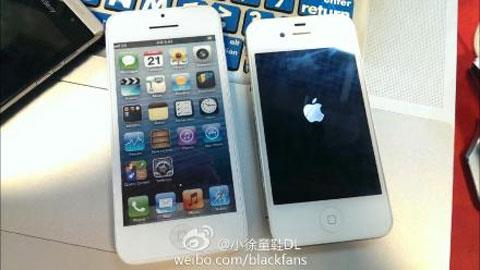 Hình ảnh rò rỉ mới nhất của iPhone 5C (bên trái).