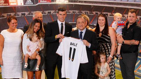 Bale cùng gia đình và chủ tịch Florentino Perez trong ngày ra mắt Real