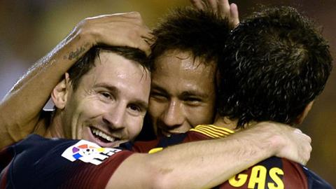 Messi lập cú đúp giúp Barca thắng Valencia