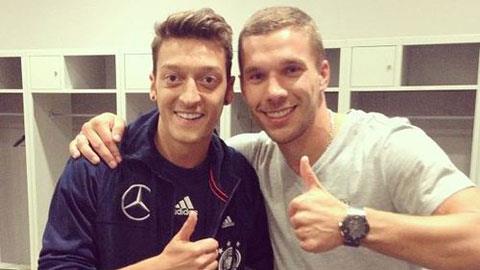 Podolski chúc mừng Oezil gia nhập Arsenal