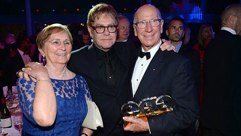 Ferdinand thay mặt M.U tôn vinh Sir Bobby Charlton
