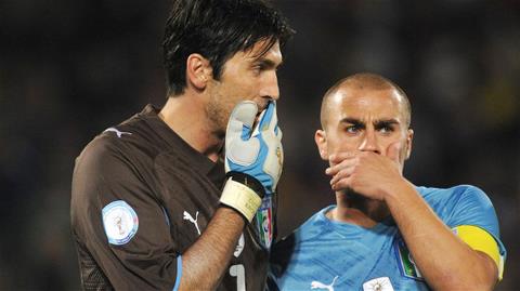 Buffon chuẩn bị sánh ngang với kỷ lục khoác áo 136 trận cho đội tuyển quốc gia Italia của Cannavaro.