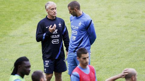 HLV Deschamps bị chỉ trích vì cố dùng Benzema mà không mang lại hiệu quả