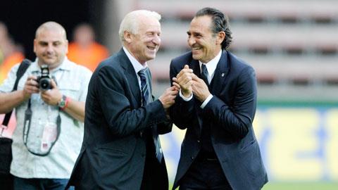 Như Trapattoni, Prandelli (phải) cũng sẽ tuyên bố rời Azzurri