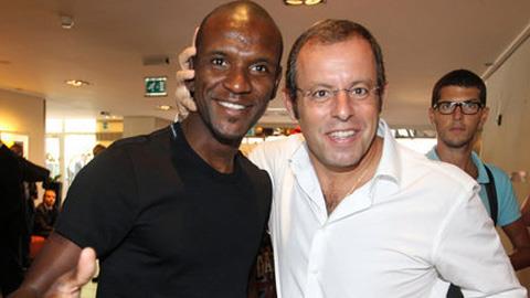 Abidal (trái) và Sandro Rosell cùng có mặt tại Monaco