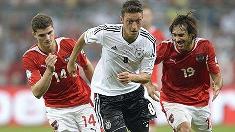 Mesut Oezil (áo trắng)