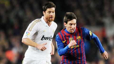 Messi (phải) và Alonso là hai ví dụ tiêu biểu cho chính sách phát triển giữa Barca và Real