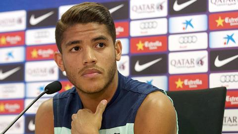 Dos Santos lên tiếng bảo vệ đồng đội