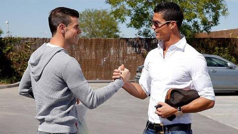 Gareth Bale và Cris Ronaldo bắt tay nhau