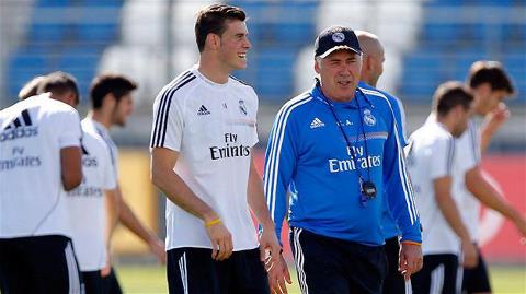 Bale và HLV Ancelotti trong buổi tập đầu tiên với Real Madrid
