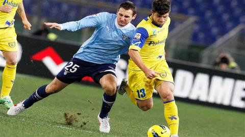 Klose (trái) và Lazio đang gặp rất nhiều khó khăn