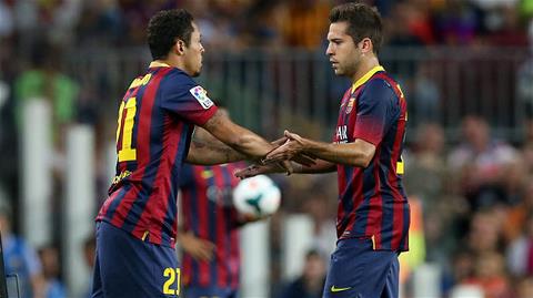 Alba phải sớm rời sân nhường chỗ cho Adriano