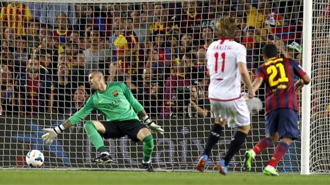 Victor Vales (áo xanh) phải vào lưới nhặt bóng 4 lần sau 2 trận gần nhất của Barca