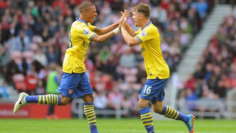 Tiền vệ Aaron Ramsey (phải) và hậu vệ Kierran Gibbs của Arsenal