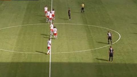 Các cầu thủ RB Leipzig lao sang phần sân của đối phương ngay khi giao bóng