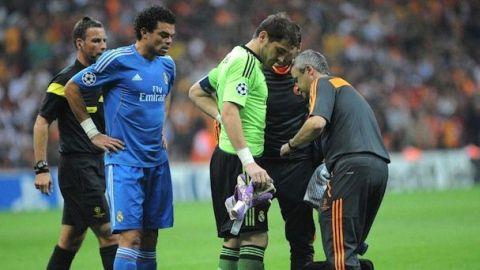 Casillas chỉ chơi được 15 phút trước khi phải rời sân vì chấn thương