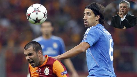 Dưới thời Ancelotti (ảnh nhỏ), Khedira (phải) ngày càng hoàn thiện hơn