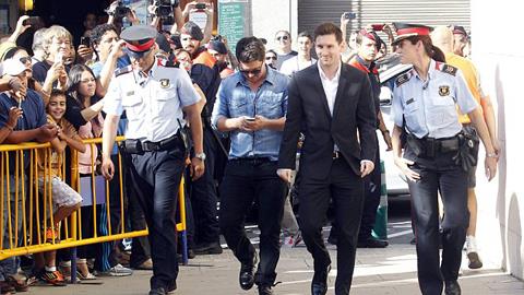 Messi tỏ ra rất bình thản khi tới trình diện trước tòa