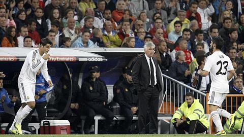 HLV Carlo Ancelotti (giữa) không hài lòng về màn trình diễn của các cầu thủ Real trong trận thua Atletico Madrid