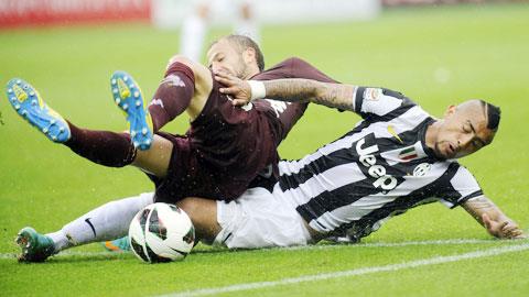 Torino (trên) liệu có phá được dớp 18 năm không thắng tại derby Turin?