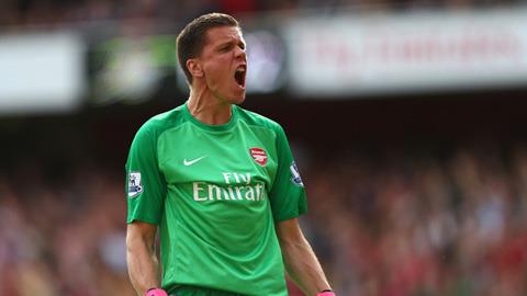 HLV Wenger bất ngờ khen ngợi Szczesny