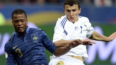 Evra bị yêu cầu giải trình vì gọi Lizarazu là