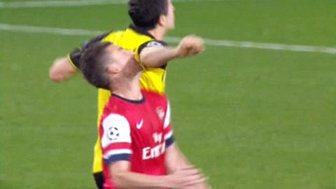 Pha thúc cùi chỏ của Lewandowski vào mặt Koscielny