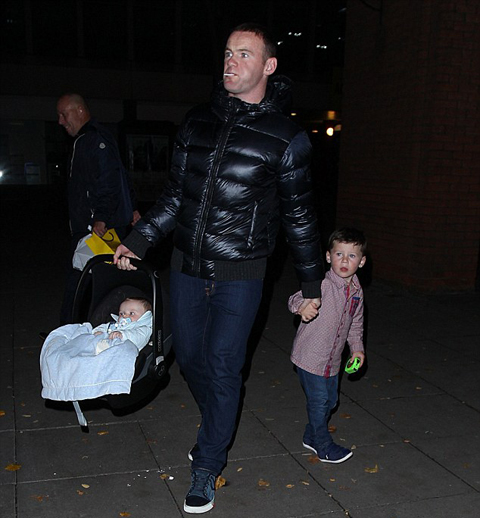Rooney tổ chức sinh nhật ấm cúng bên vợ và đồng nghiệp