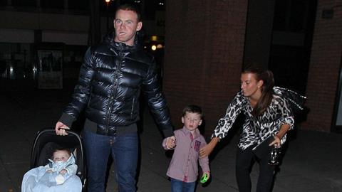 Rooney tổ chức sinh nhật ấm cúng bên vợ và đồng nghiệp