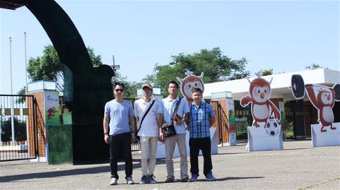Đoàn cán bộ báo Bóng đá trước cửa Indoor Stadium, nơi thi đấu các môn trong nhà tại Yangon
