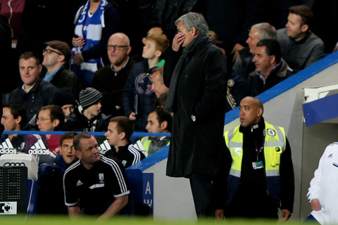 Chưa bao giờ Mourinho phòng thủ tệ thế này!