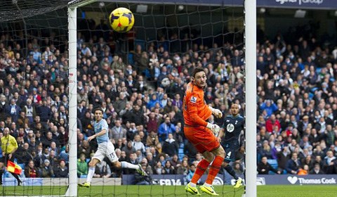 Navas tận dụng rất tốt sai lầm của Lloris