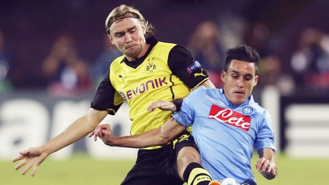 Dortmund (trái) sẽ buộc phải thắng Napoli để hy vọng giành vé đi tiếp