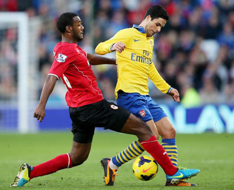 Vị trí đánh chặn ở Arsenal: Arteta hay Flamini?