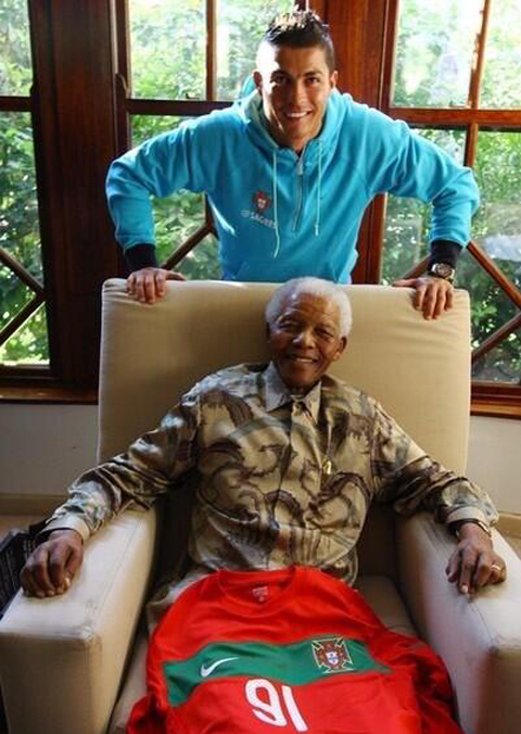 Thế giới bóng đá bày tỏ sự tiếc thương Nelson Mandela