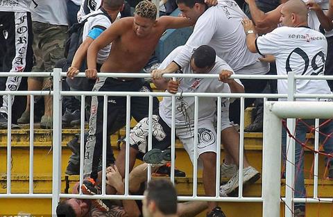 Thảm kịch trong bóng đá Brazil: 3 CĐV nguy kịch