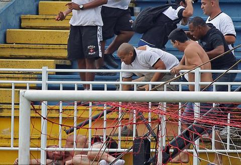 Thảm kịch trong bóng đá Brazil: 3 CĐV nguy kịch