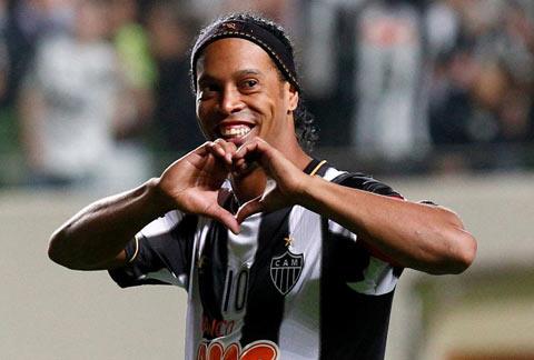 Ronaldinho được người đẹp treo “thưởng nóng”