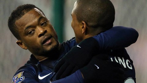 Evra có bàn thắng đầu tiên bằng chân phải cho M.U