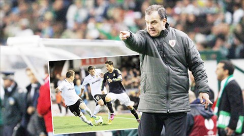 Trước khi HLV Bielsa xuất hiện, các cầu thủ Valencia (áo trắng) cần phải tự nỗ lực để cứu mình