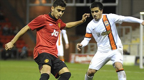 Pereira (trái) trong trận gặp Shakhtar tại giải trẻ châu Âu