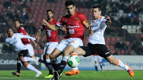 Valencia (áo trắng) sẽ đụng Ateltico ở vòng 1/8
