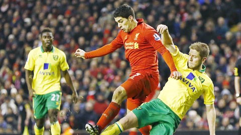 Đang có phong độ cao, Suarez (áo đỏ) sẽ lại lập công giúp Liverpool lên ngôi đầu bảng