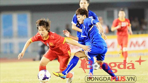 ĐT nữ Thái Lan (phải) sẽ là đối thủ rất đáng gờm của ĐT nữ Việt Nam trên hành trình giành vé dự VCK World Cup nữ 2015