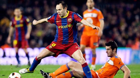 Dù lực lượng sứt mẻ nghiêm trọng, nhưng Barca (trái) vẫn rất đáng gờm