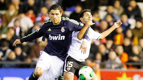 Khi Valencia (áo trắng) gặp khủng hoảng, Ronaldo và đồng đội sẽ có một chiến thắng dễ dàng