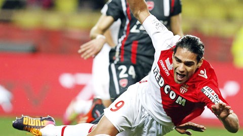 Falcao và đồng đội gục ngã ngay trên sân nhà trước Valenciennes